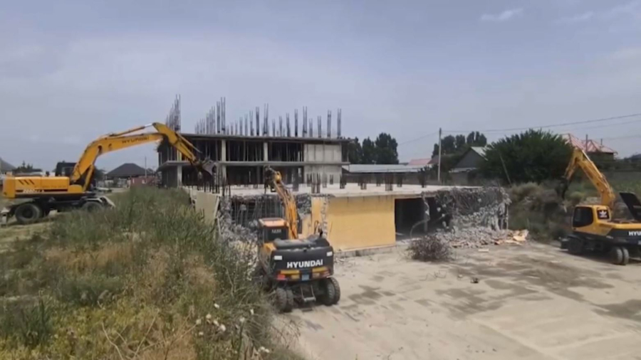 Алматыда заңсыз салынған тұрғын үй кешені сүріліп жатыр