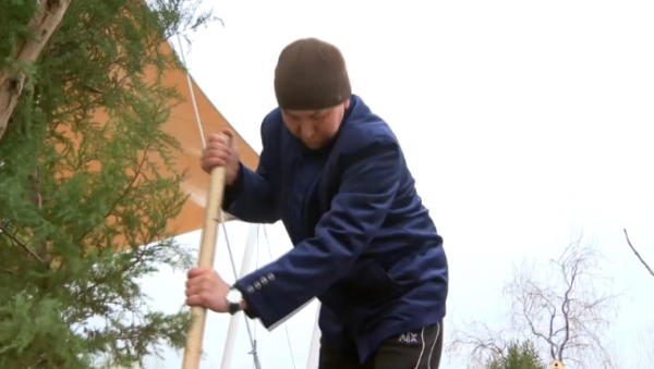 Кызылординцы вышли на улицы с метлами, граблями и лопатами