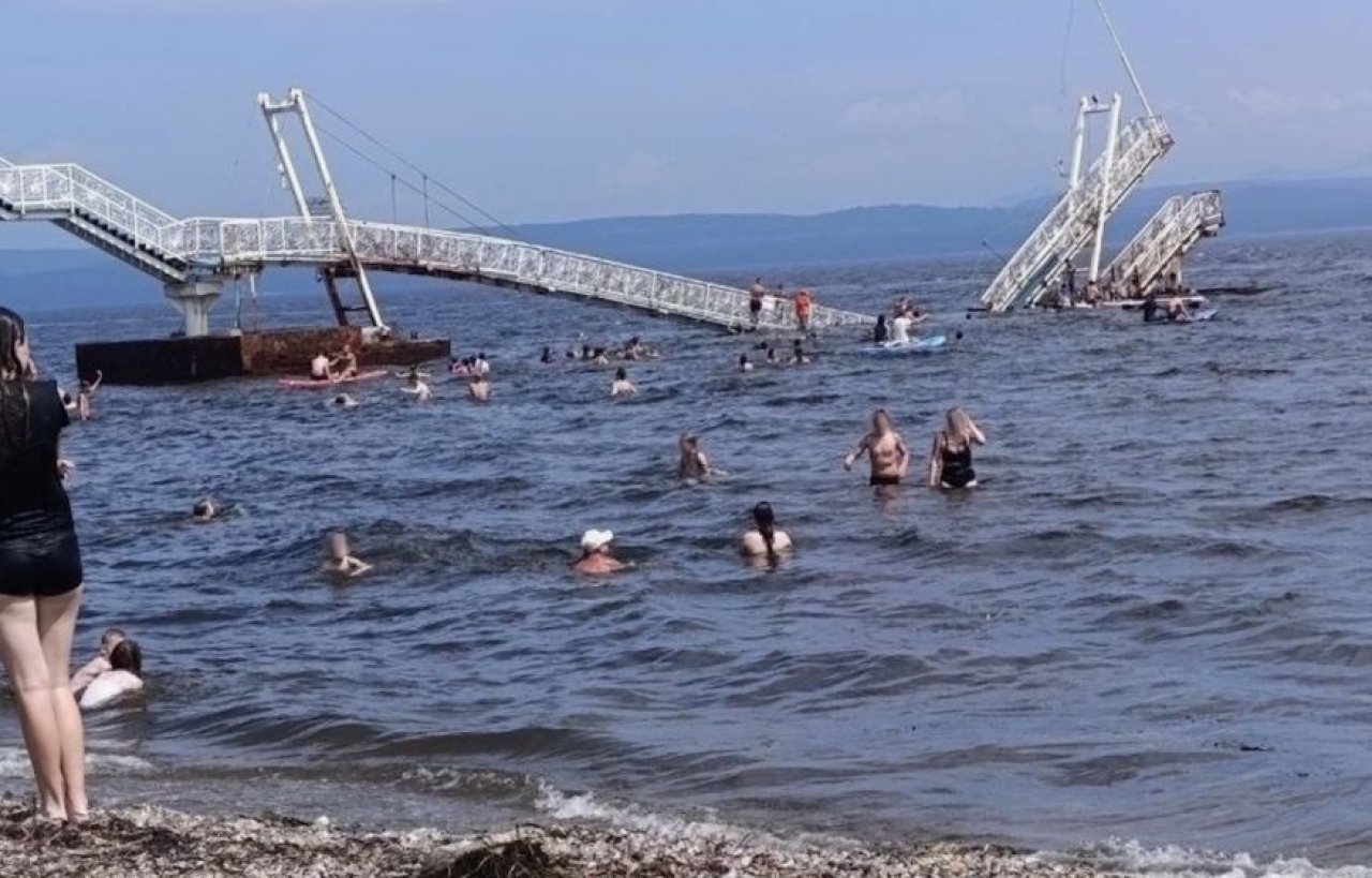 Мост обрушился вместе с отдыхающими на пляже