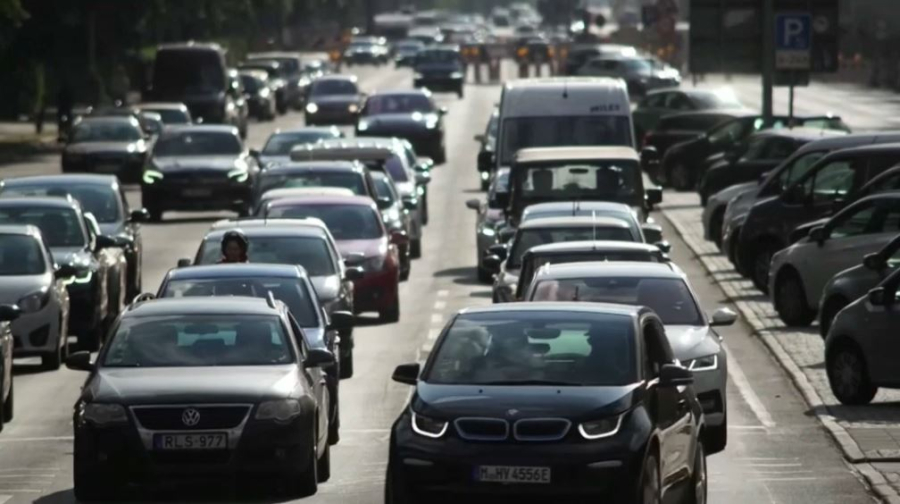 Германия временно снизит налог на топливо