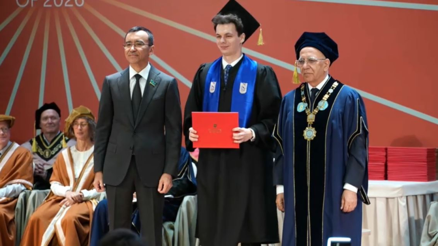 Спикер Сената вручил дипломы выпускникам Nazarbayev University