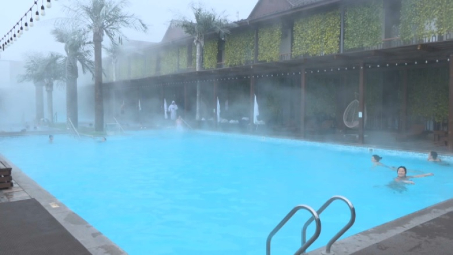 Вырос поток туристов к горячим источникам близ Шонжы