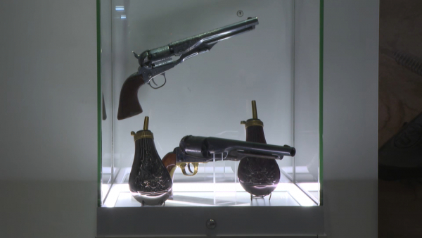 Редкие коллекционные пистолеты представили на оружейной выставке в Астане