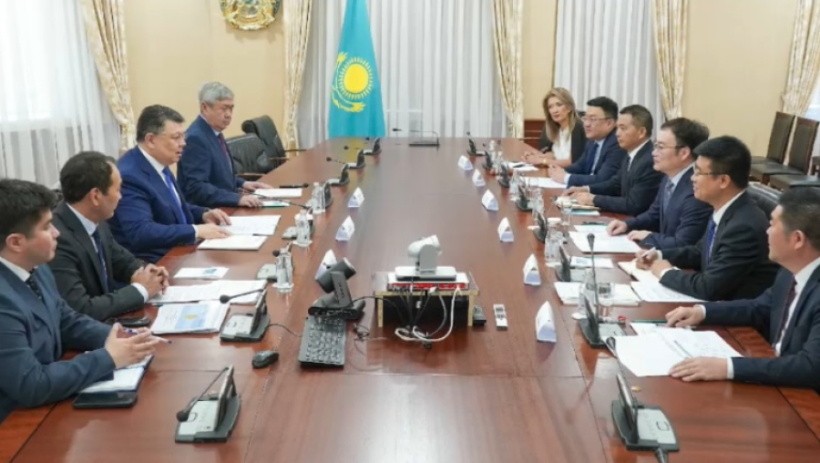 Реализацию инфраструктурных проектов обсудил Бозумбаев с инвесторами из Китая
