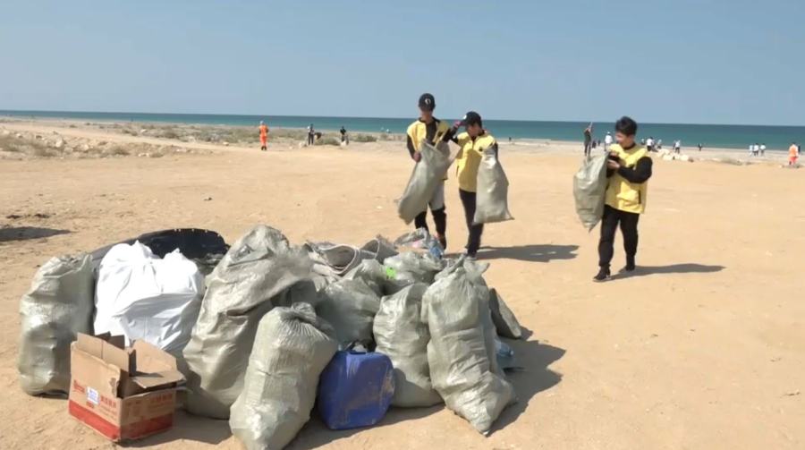 Таза Қазақстан: 12 тонн мусора собрали на пляжах Каспия