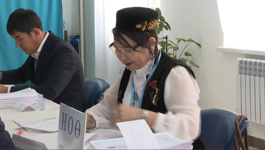 Маңғыстаулықтар дауыс беру учаскелеріне ұлттық киіммен келді