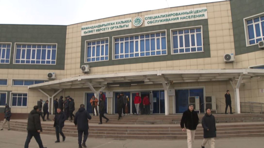 Алматинцы выстраиваются в очереди за новыми госномерами