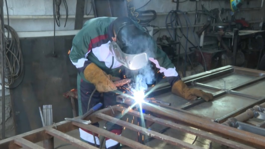 22-летний сварщик изготавливает специальные конструкции для скота