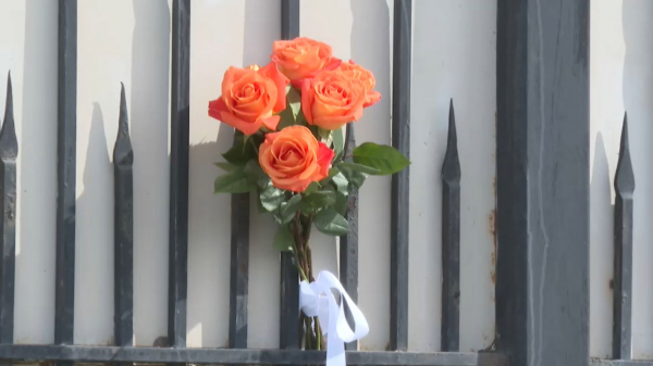 Қазақстандағы Ресей елшілігіне гүл шоқтары қойылды