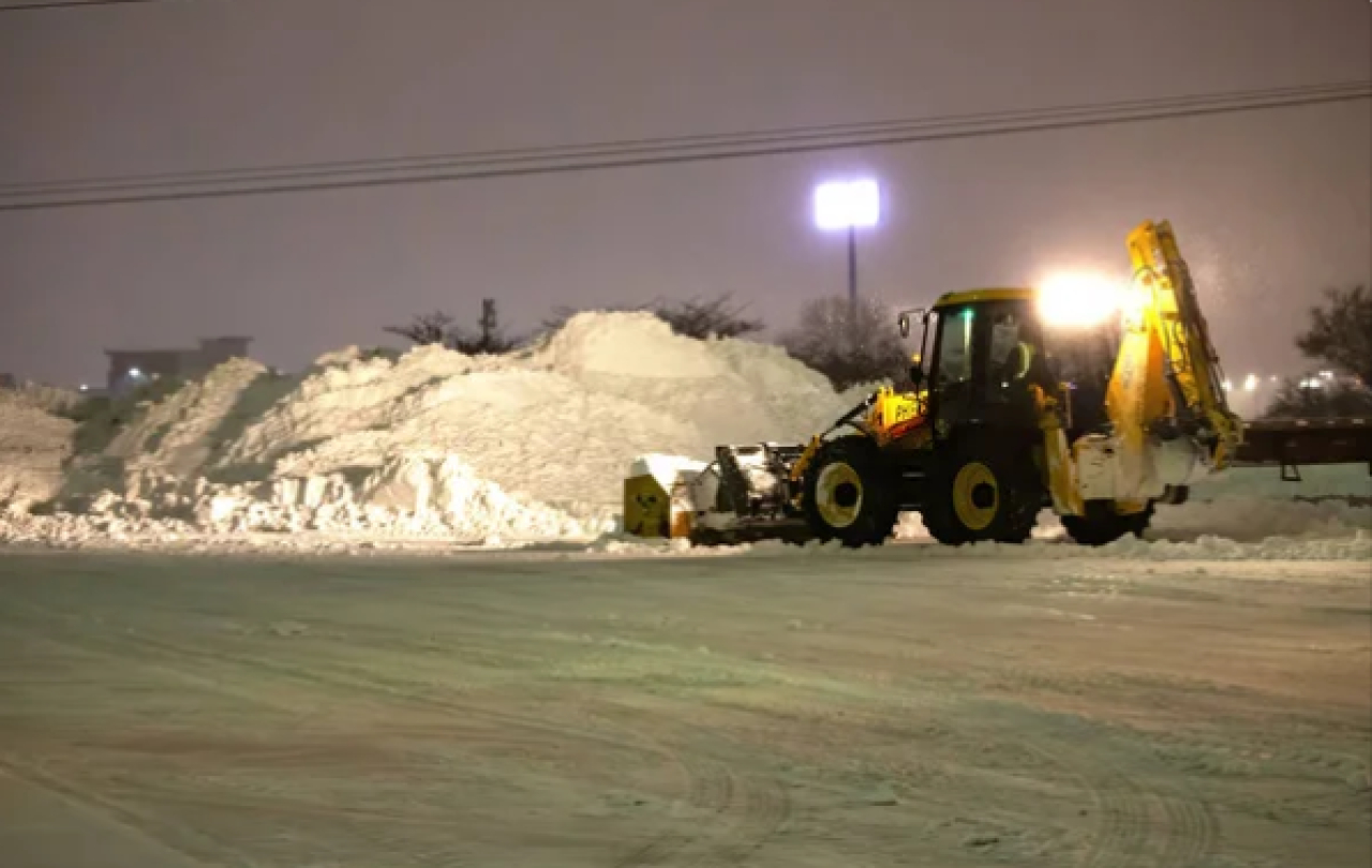 Половина месячной нормы снега выпала за ночь в Алматы
