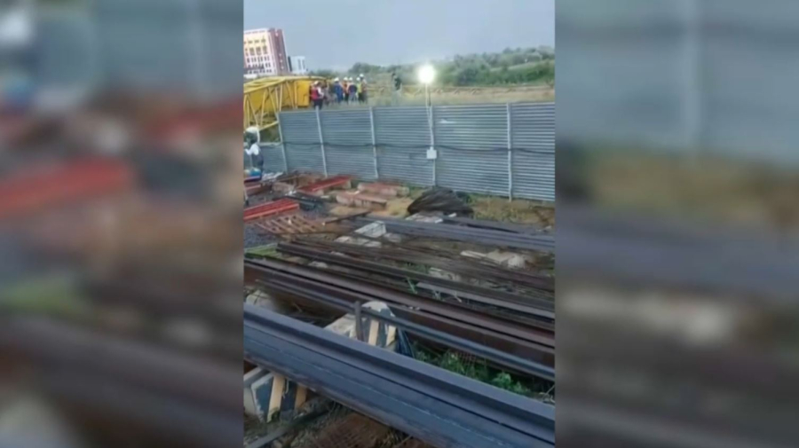 Башенный кран упал из-за сильного ветра в Астане