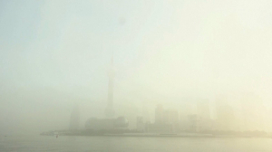Густой смог окутал Шанхай