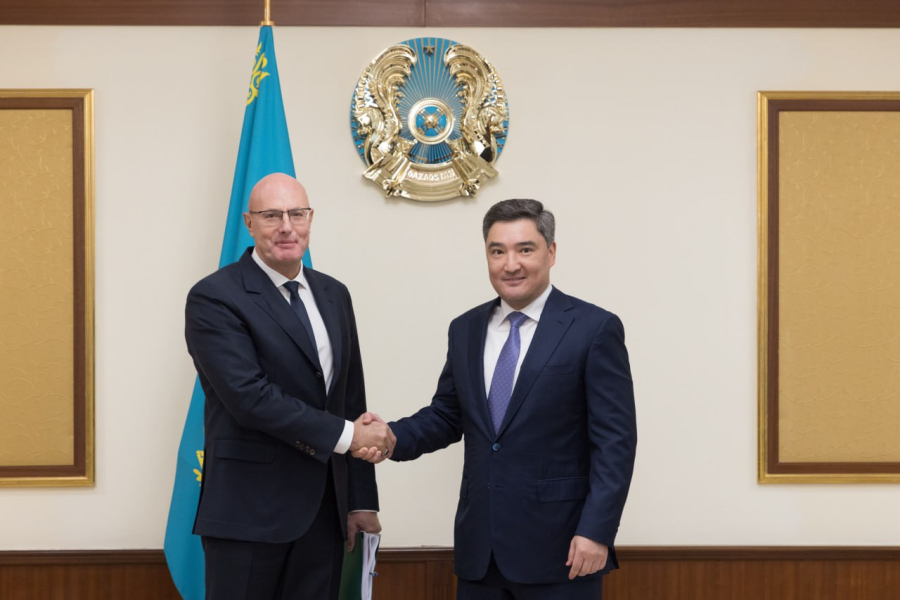 Олжас Бектенов провел встречу с заместителем председателя правительства РФ