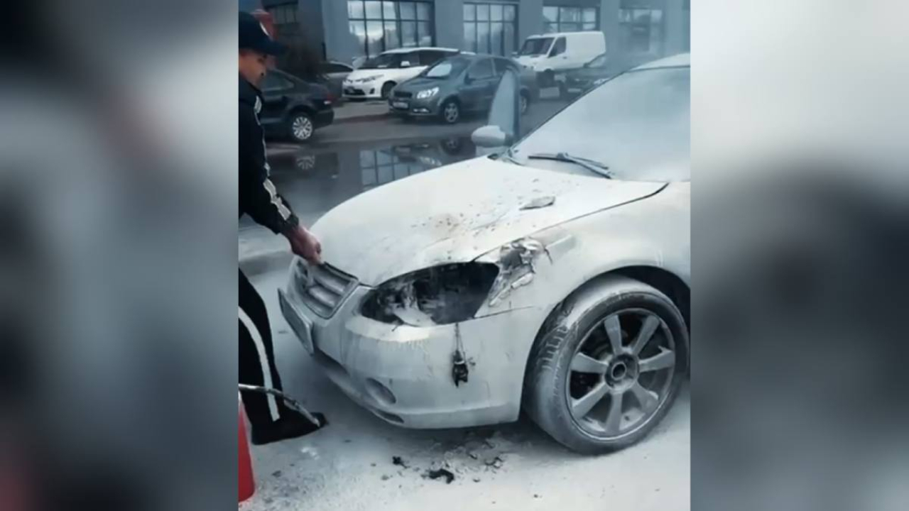 Авто вспыхнуло на дороге в Астане