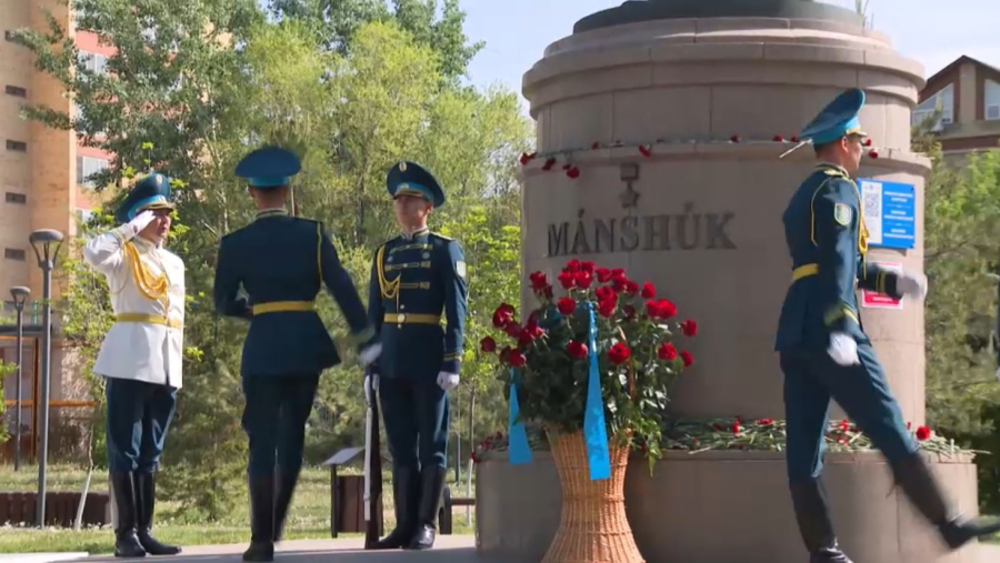 Мәулен Әшімбаев Мәншүк Мәметованың ескерткішіне гүл шоғын қойды