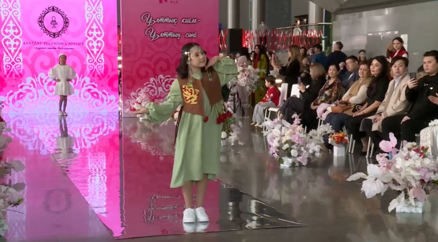 Елордада балалар ұлттық киімде сән үлгісін көрсетті