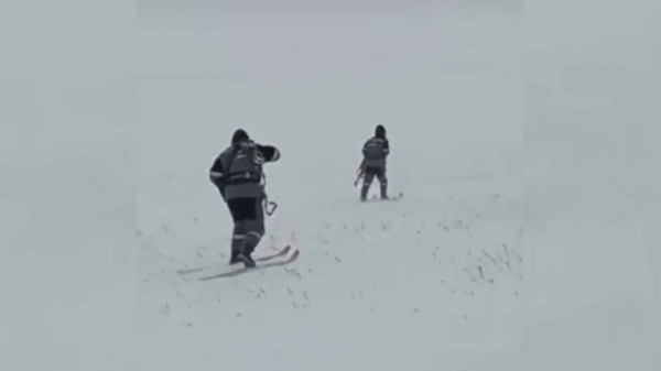 Энергетики на лыжах добираются до аварийных мест