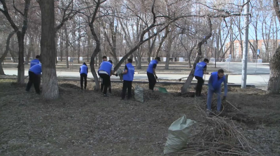 Набережную Ульбы убрали экоактивисты Усть-Каменогорска