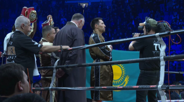 Нокаутом завершился бой Алимханулы за два титула чемпиона мира