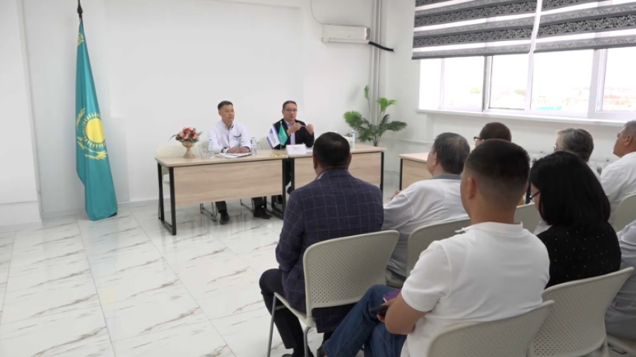 Депутат Мажилиса побеседовал с атыраускими медработниками