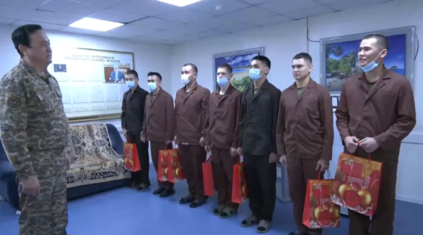 Военнослужащих на дежурстве поздравили с Новым годом