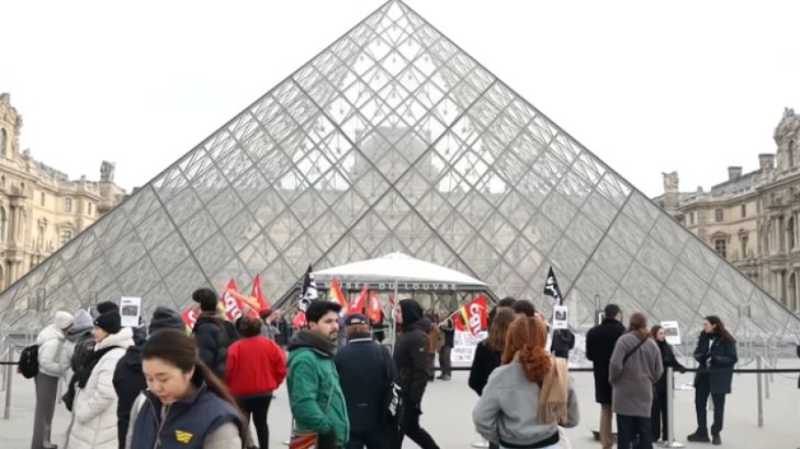 Лувр закрыт из-за забастовки персонала