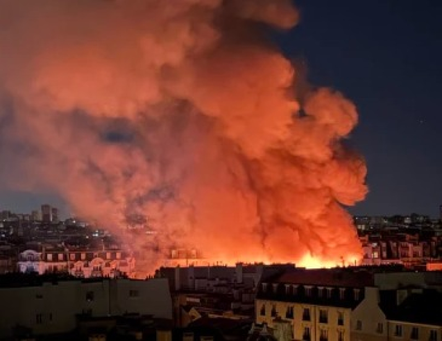Старейший рынок Парижа полностью уничтожен пожаром