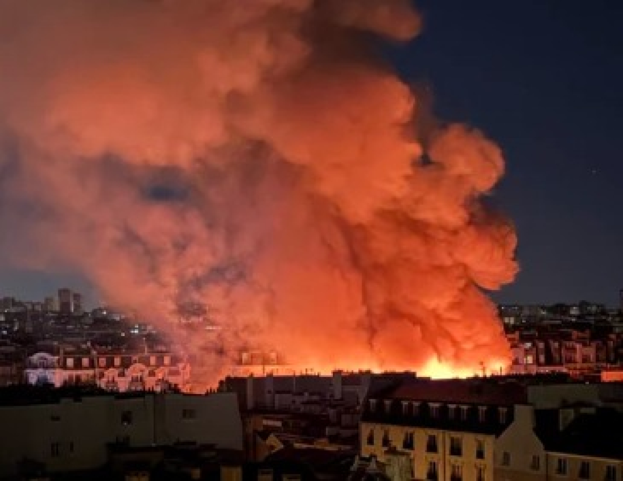 Старейший рынок Парижа полностью уничтожен пожаром