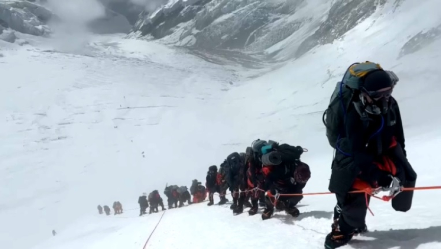 Раскрыта мошенническая схема, связанная с восхождениями на Эверест