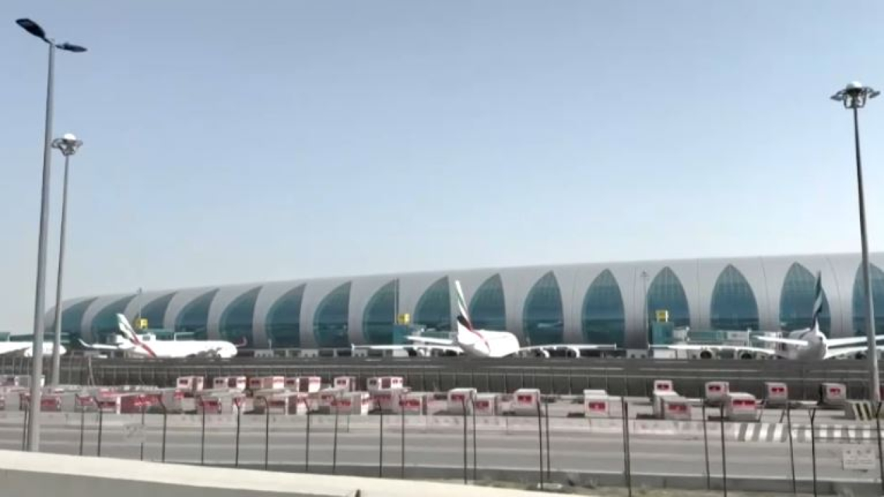 Аэропорт Дубая вновь приостановил работу