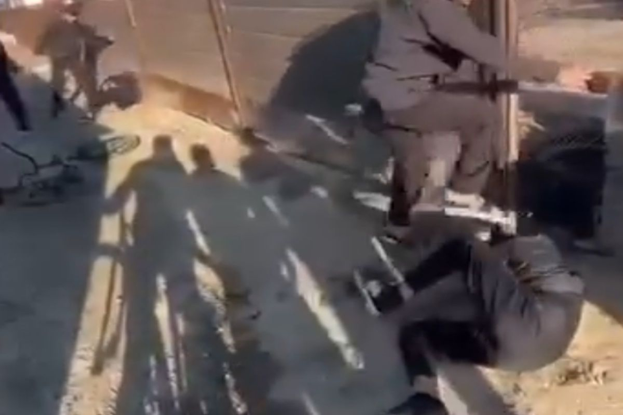 Жылыойда жасөспірімдер қатарластарын аяусыз соққыға жығып, видеоға түсірген