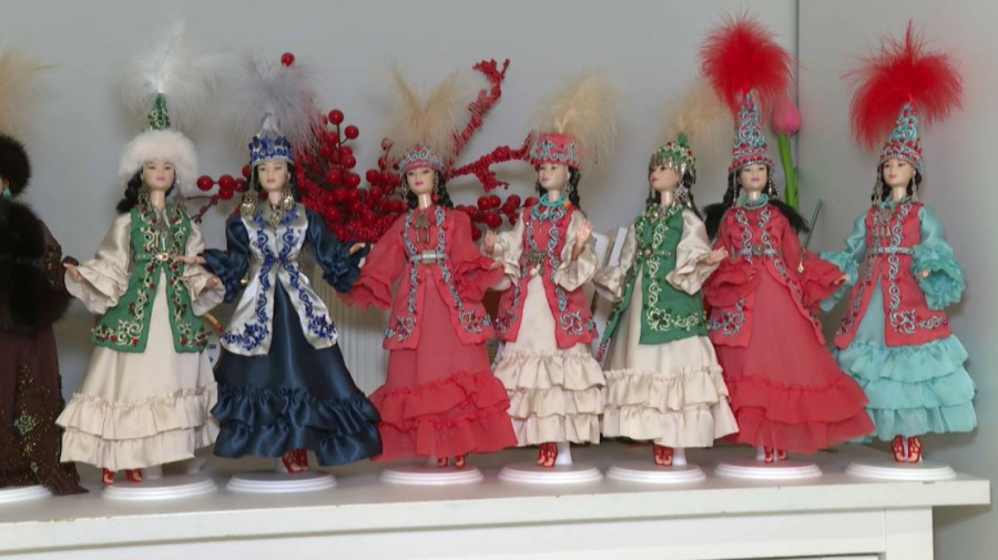 Алматинка создаёт сувенирные куклы в национальном стиле