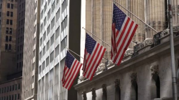 Фондовый рынок США падает на фоне торговой войны Трампа