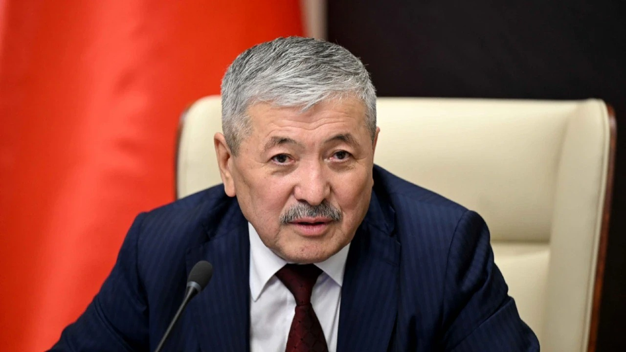 Пиджак пен галстуксыз: Қырғызстанда шенеуніктерге жаңа дресс-код енгізілді