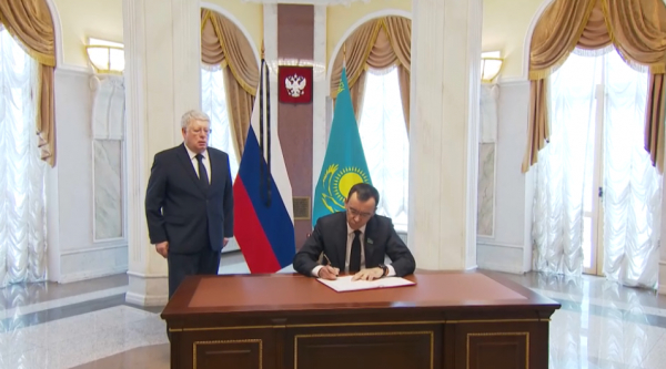 Мәулен Әшімбаев Ресей елшісіне көңіл айтты