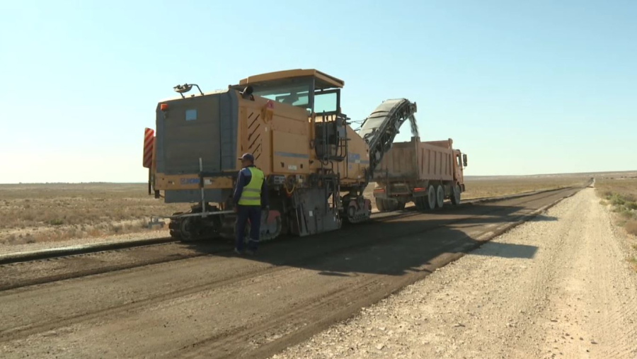 Маңғыстаудағы халықаралық тас жол жаңартылып жатыр