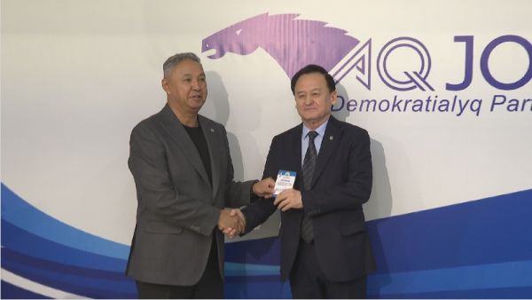 Зарегистрированные кандидаты Aq jol получили удостоверения