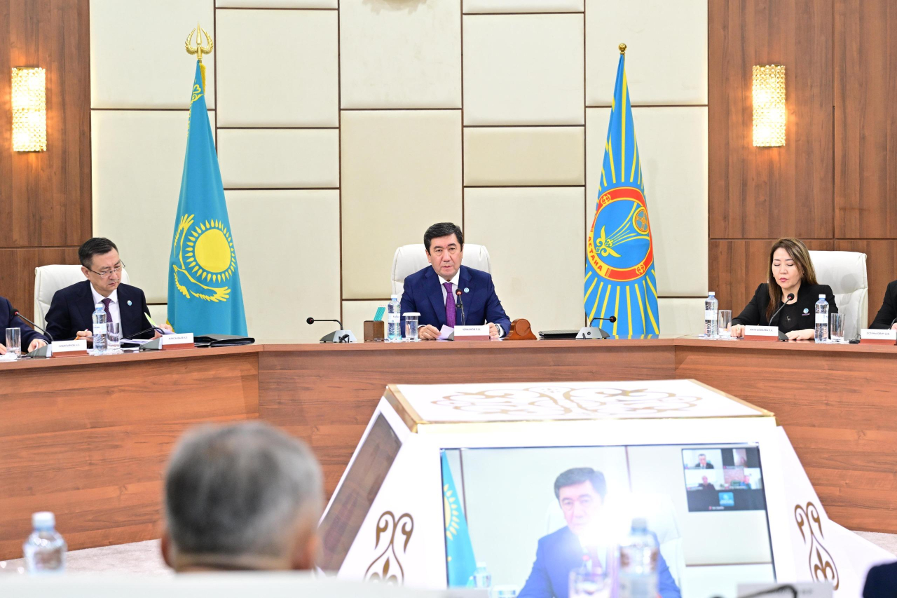 Қоғамдық кеңестердің рөлі күшейеді: Ерлан Қошанов өңірлік өкілдермен кездесті