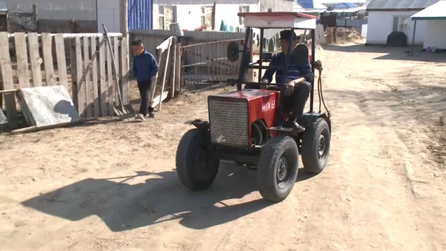 Ырғыз ауылының тұрғыны өз қолымен трактор құрастырды