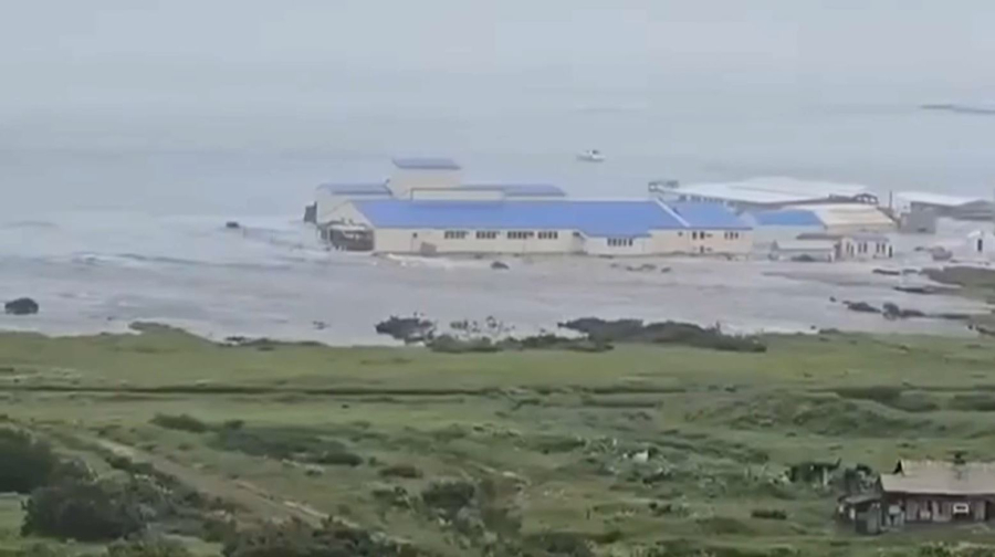 Волна цунами обрушилась на Северо-Курильск