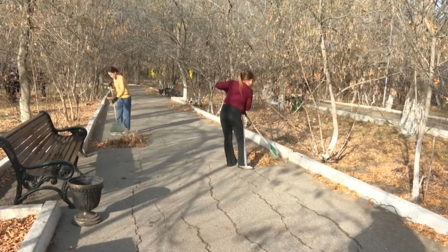 Ақтөбелік жастар ретро саябақты тазалады