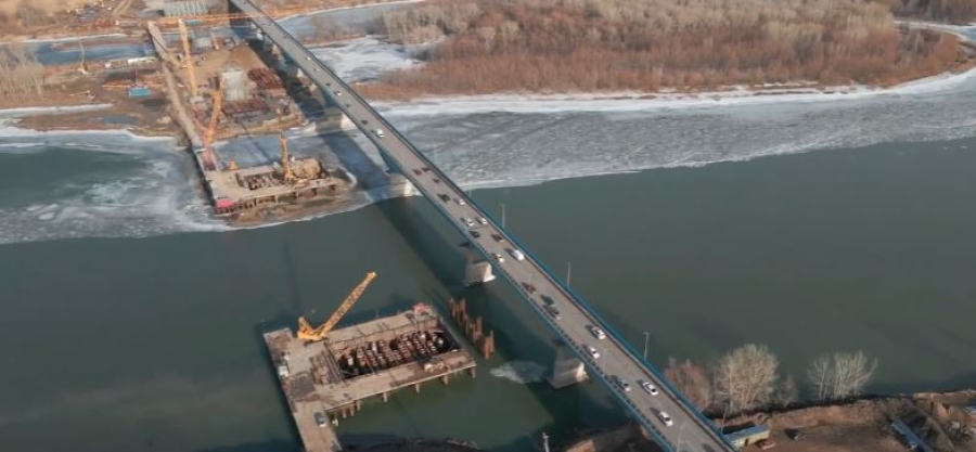 Мост через Иртыш строят активными темпами