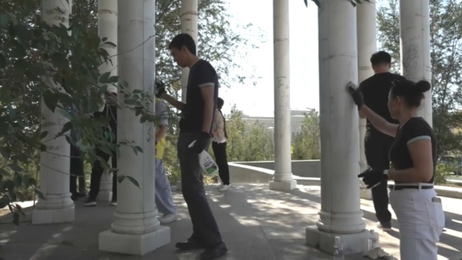 Главную площадь Уральска очистили от надписей и рисунков