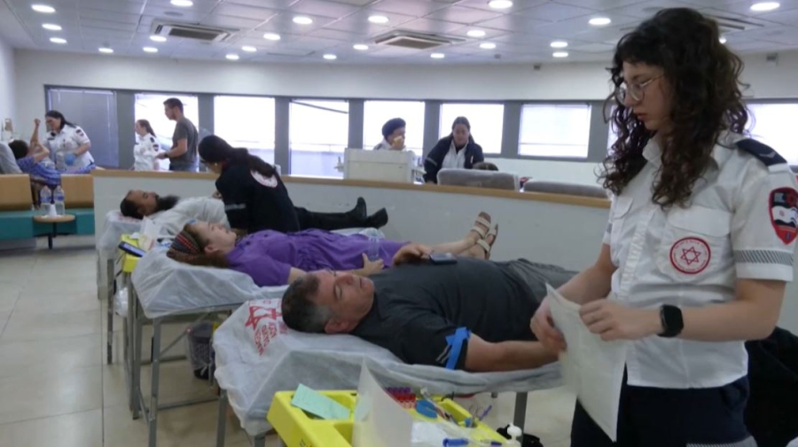 Израиль тұрғындары қан тапсырып жатыр