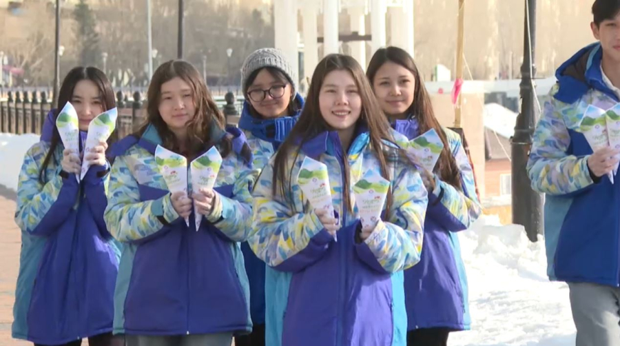 «Астана жастары» орталығының еріктілері тұрғындарға тәтті бауырсақ таратты