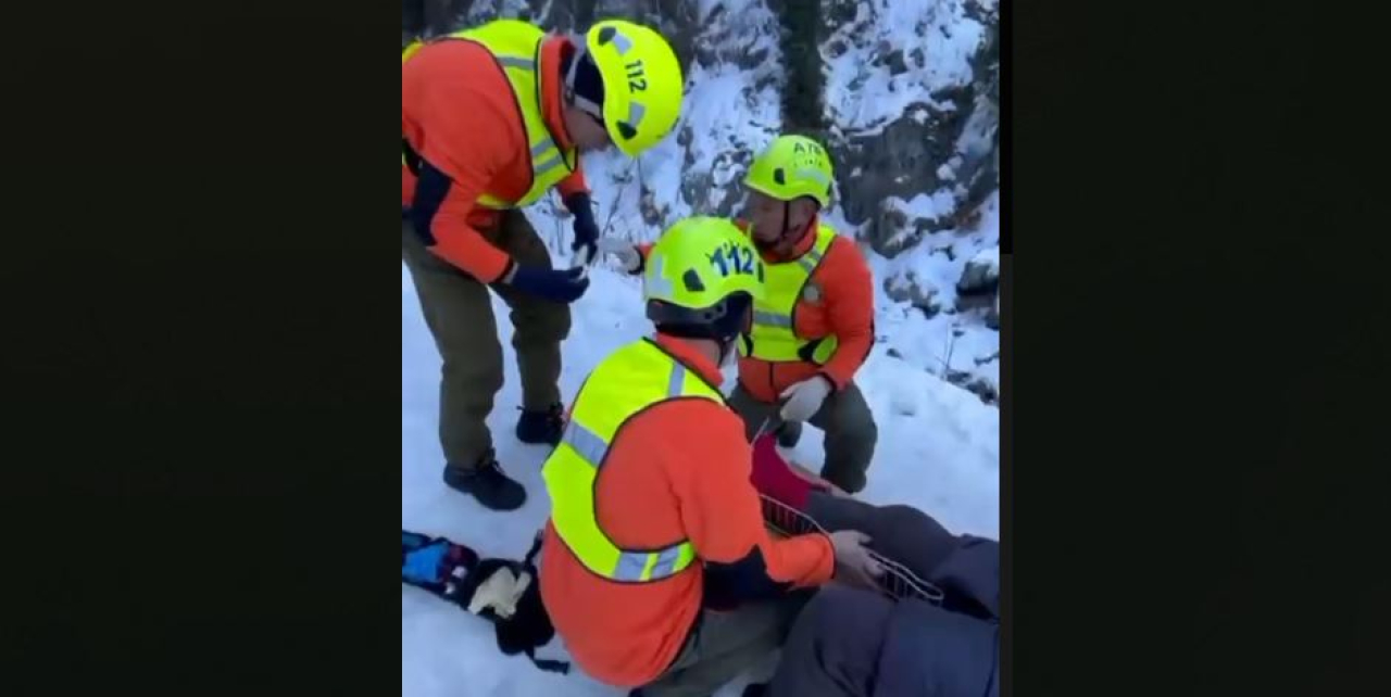 Алматыда құтқарушылар тауда зардап шеккен әйелді эвакуациялады