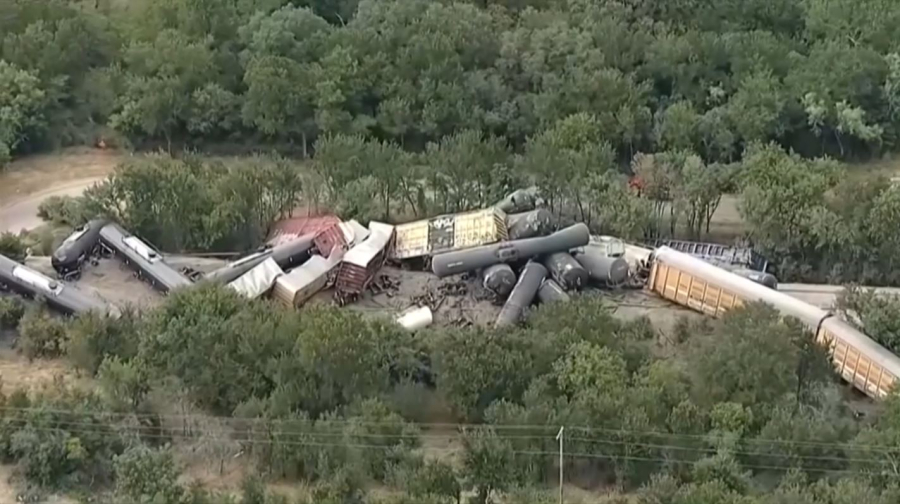 Техаста химиялық зат тиеген пойыз апатқа ұшырады