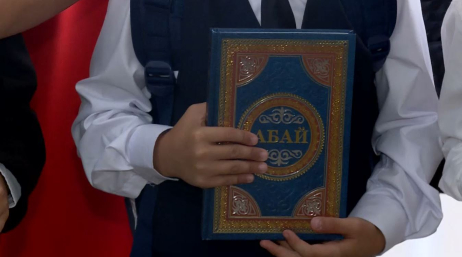 Почти 19 тысяч казахстанцев носят имя Абай