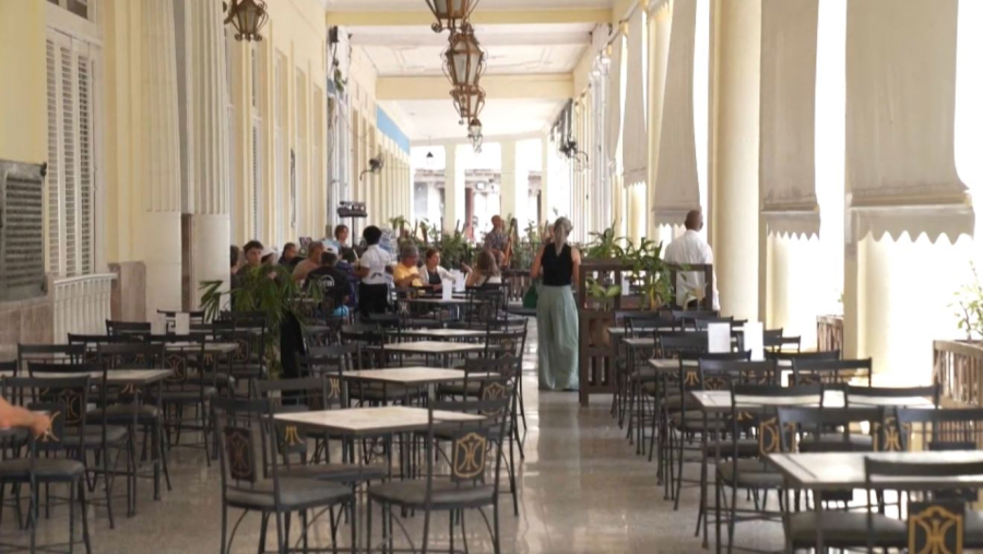 Туристический поток на Кубу сократился в два раза