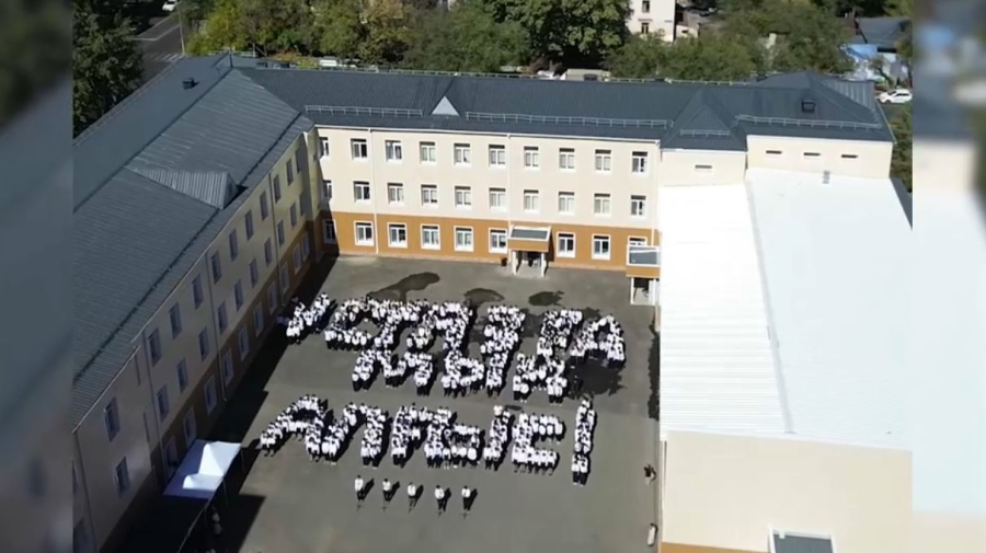 День учителя: более тысячи школьников устроили флешмоб в Алматы